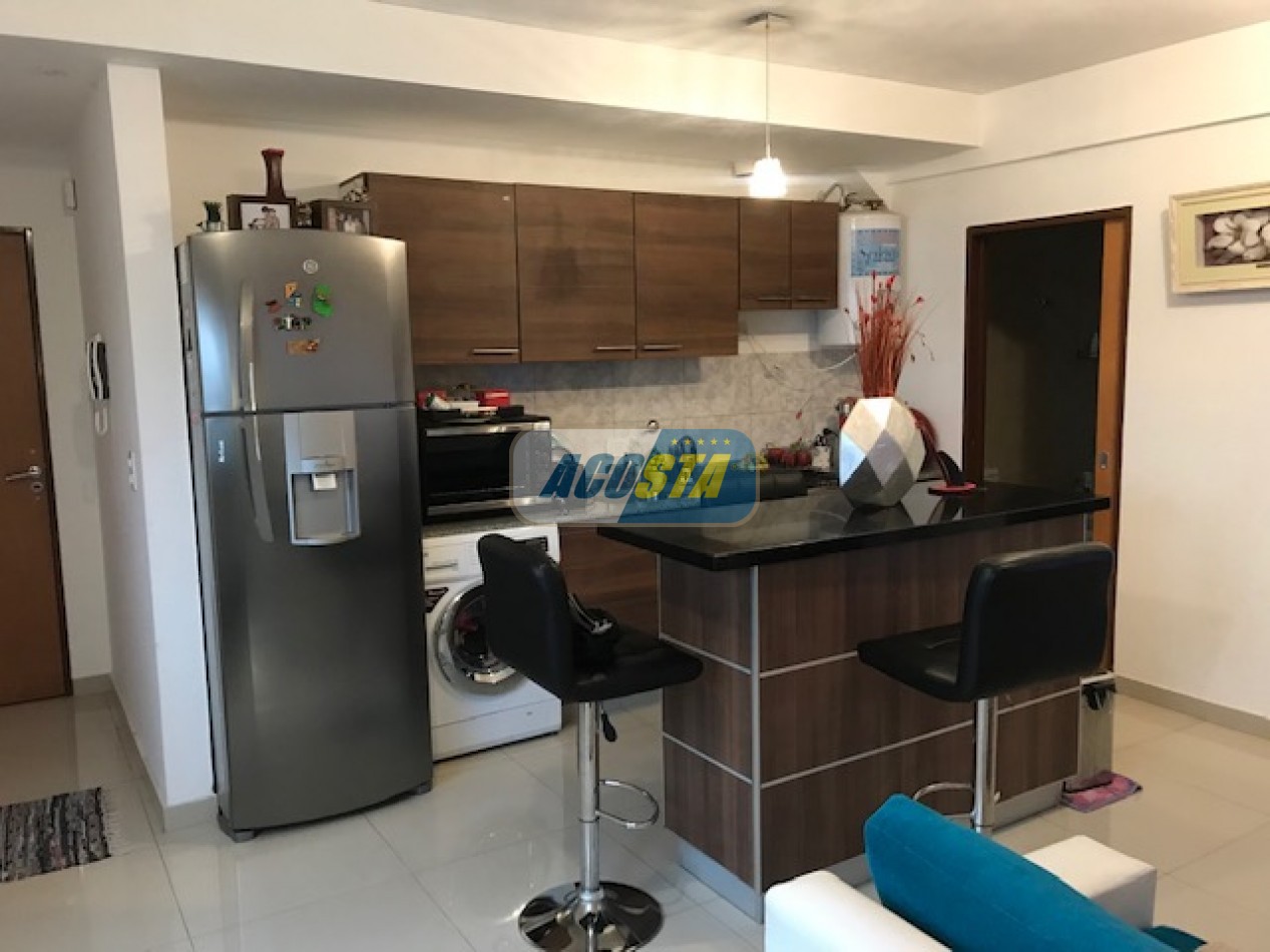DEPARTAMENTO 2 AMBIENTES  CON COCHERA EN EXCELENTE ESTADO