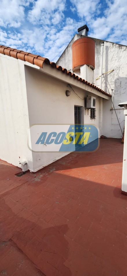 CASA 3 AMBIENTES EN BARRIO NAON, CON FONDO Y GARAGE