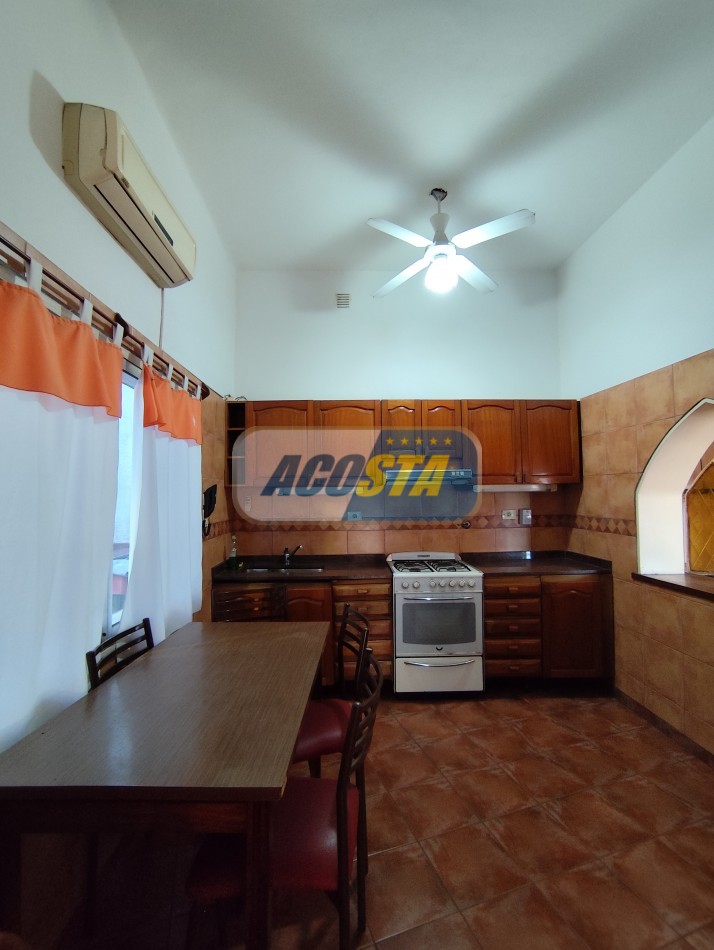 CASA EN BARRIO NAON DE 5 AMB. SOBRE AV. E. CASTRO, CENTRO COMERCIAL, POLO GASTRONOMICO . NUEVO VALOR!!