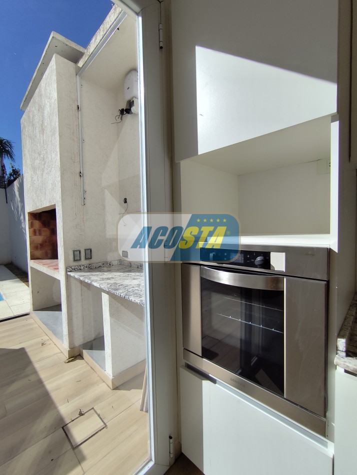CASA 5 AMBIENTES A ESTRENAR CON JARDIN Y PISCINA, BARRIO NAON, UNICA!!