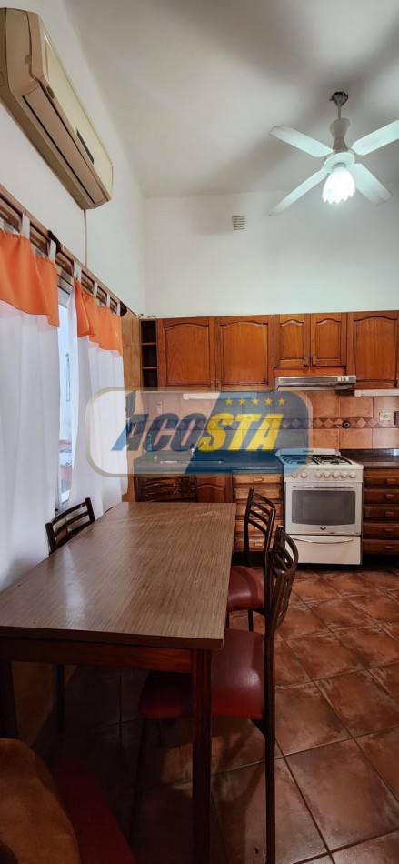 CASA EN BARRIO NAON DE 5 AMB. SOBRE AV. E. CASTRO, CENTRO COMERCIAL, POLO GASTRONOMICO . NUEVO VALOR!!