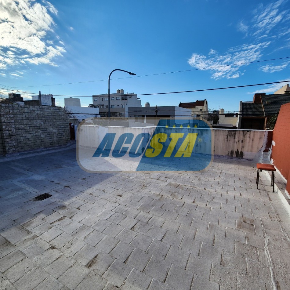 PH de 3 ambientes con patio y terraza.