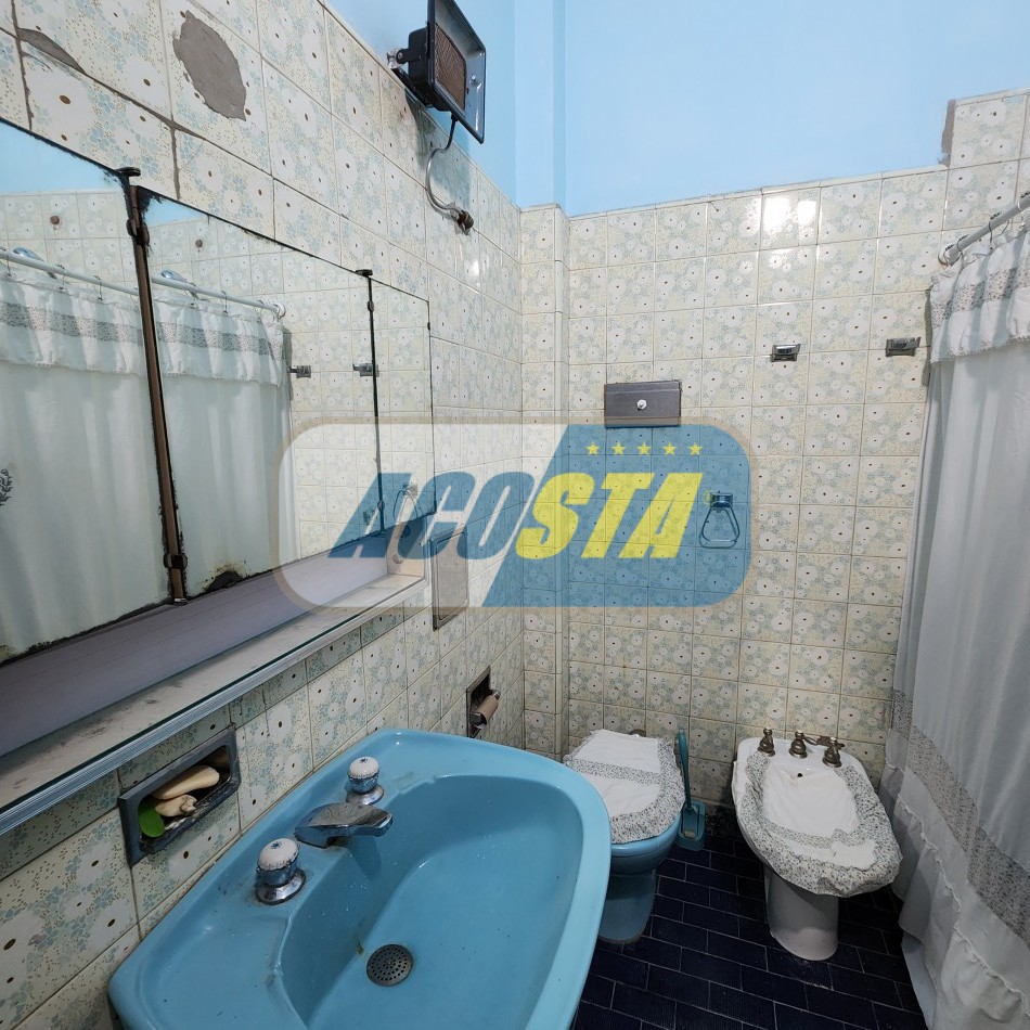 PH de 3 ambientes con patio y terraza.