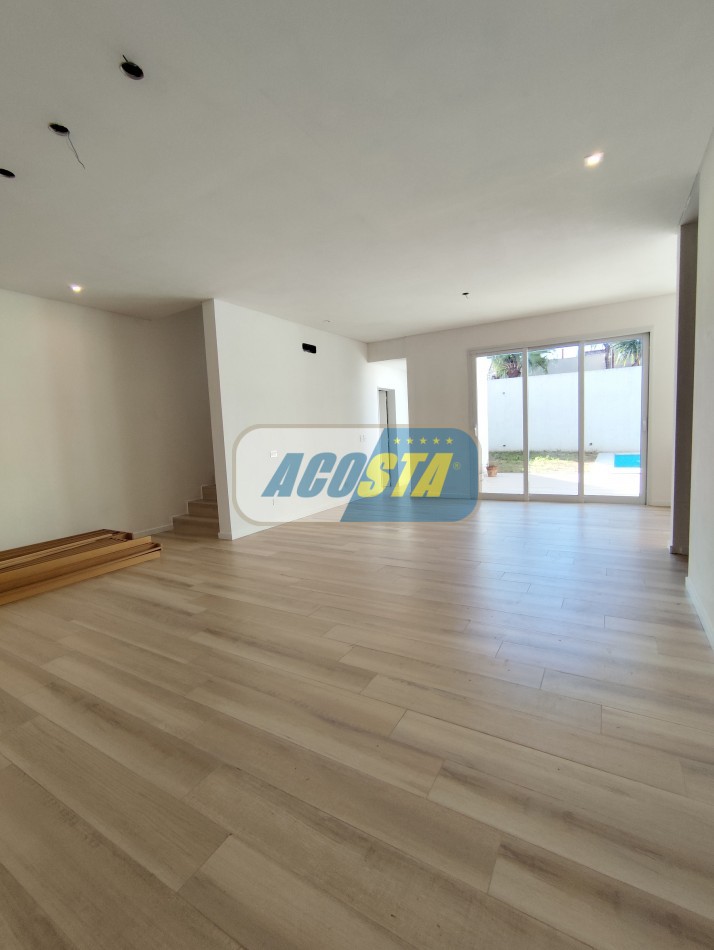 CASA 5 AMBIENTES A ESTRENAR CON JARDIN Y PISCINA, BARRIO NAON, UNICA!!