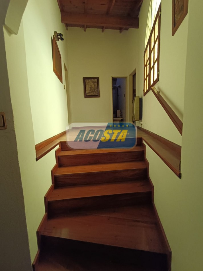 CASA EN BARRIO NAON DE 5 AMB. SOBRE AV. E. CASTRO, CENTRO COMERCIAL, POLO GASTRONOMICO . NUEVO VALOR!!