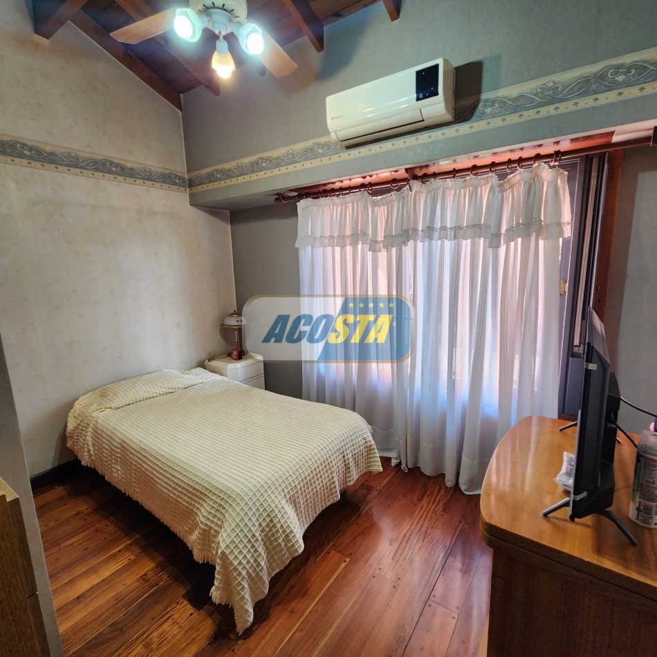 CHALET 5 AMB EN BARRIO NAON EXCELENTE ESTADO, CON GARAJE Y FONDO CUBIERTO