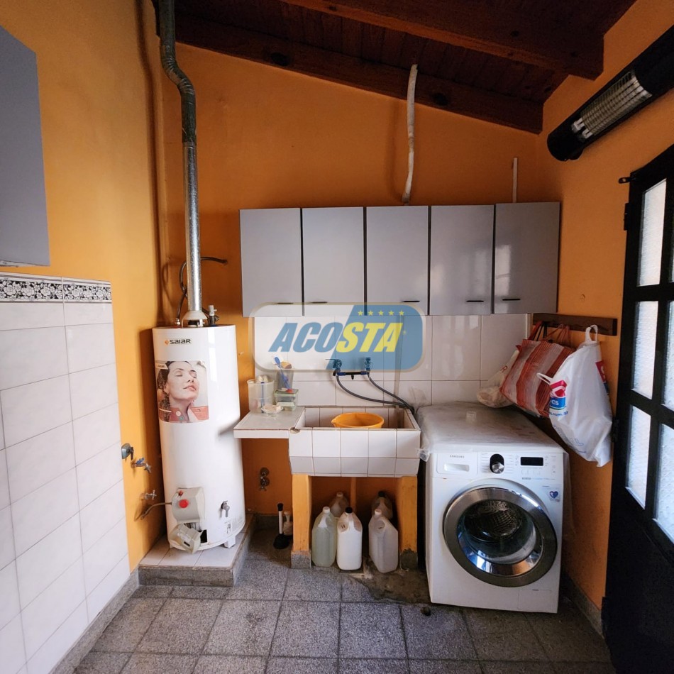 CHALET 5 AMB EN BARRIO NAON EXCELENTE ESTADO, CON GARAJE Y FONDO CUBIERTO