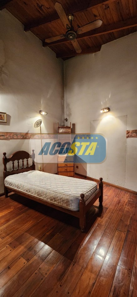 CASA EN BARRIO NAON DE 5 AMB. SOBRE AV. E. CASTRO, CENTRO COMERCIAL, POLO GASTRONOMICO . NUEVO VALOR!!