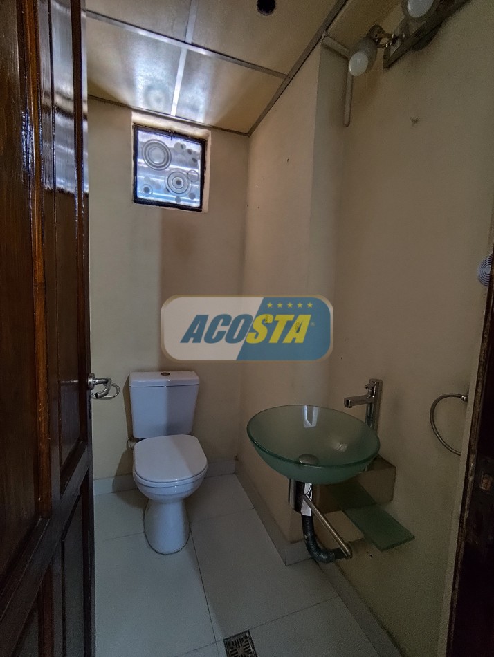CASA 4 AMB, FRENTE A PARQUE, BARRIO MIL CASITAS REFORMADA.