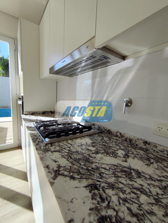 CASA 5 AMBIENTES A ESTRENAR CON JARDIN Y PISCINA, BARRIO NAON, UNICA!!