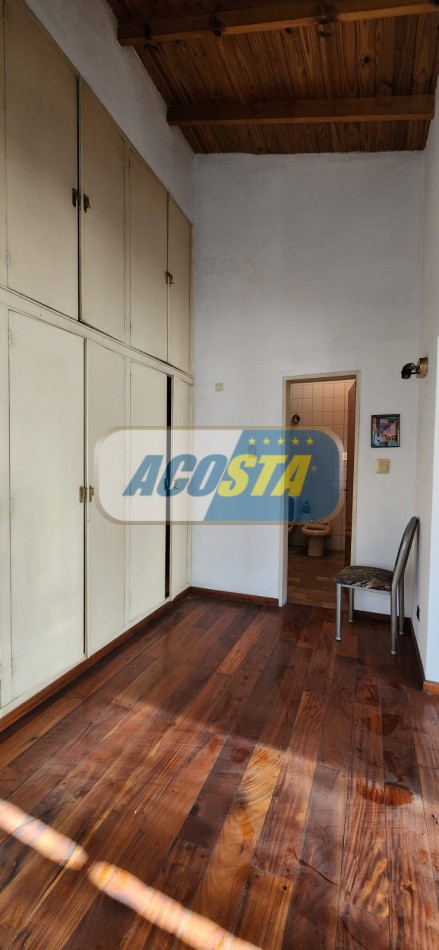 CASA EN BARRIO NAON DE 5 AMB. SOBRE AV. E. CASTRO, CENTRO COMERCIAL, POLO GASTRONOMICO . NUEVO VALOR!!