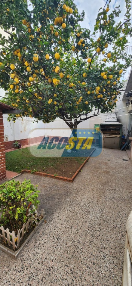 CASA 3 AMBIENTES EN BARRIO NAON, CON FONDO Y GARAGE