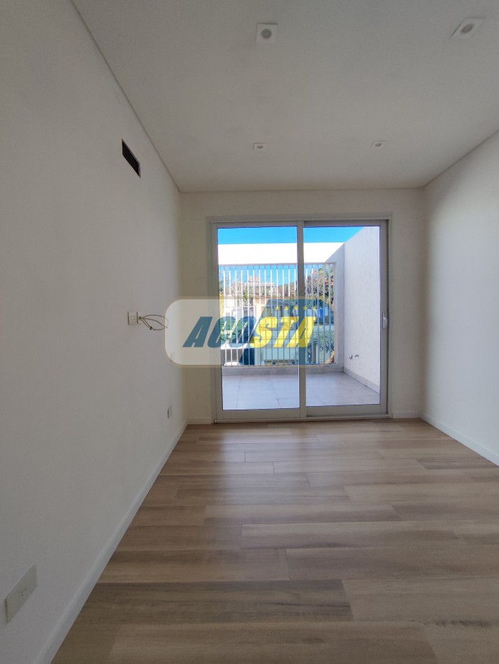 CASA 5 AMBIENTES A ESTRENAR CON JARDIN Y PISCINA, BARRIO NAON, UNICA!!