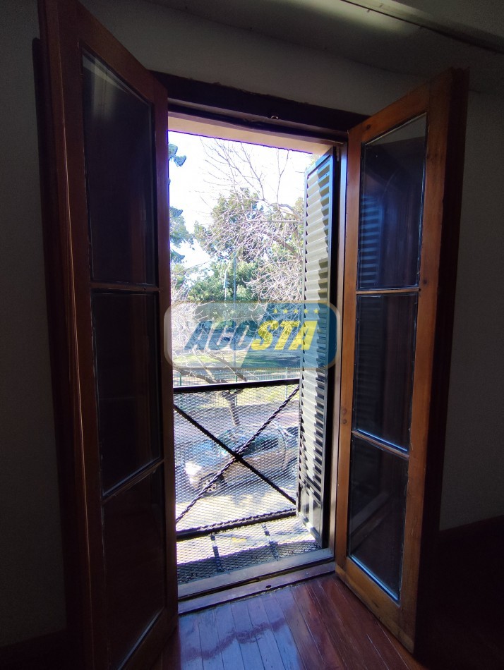 CASA 4 AMB, FRENTE A PARQUE, BARRIO MIL CASITAS REFORMADA.