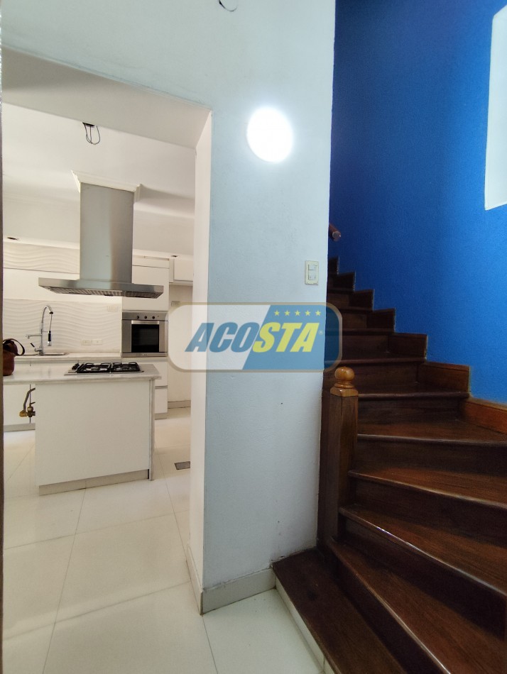 CASA 4 AMB, FRENTE A PARQUE, BARRIO MIL CASITAS REFORMADA.