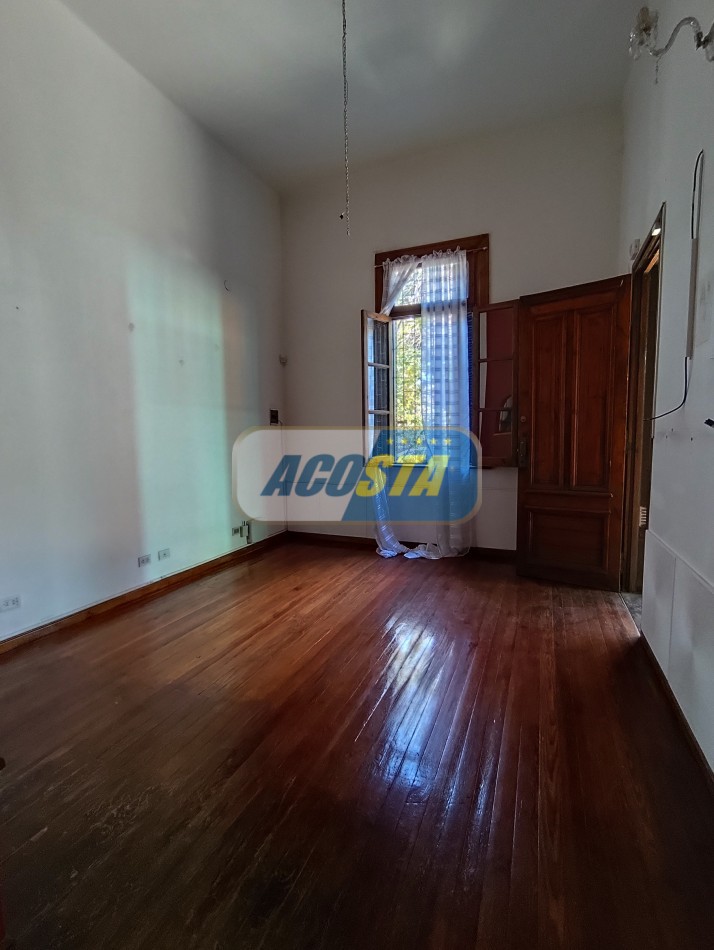 CASA 4 AMB, FRENTE A PARQUE, BARRIO MIL CASITAS REFORMADA.