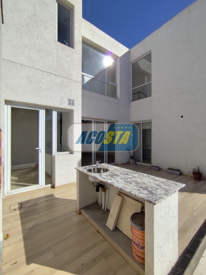 CASA 5 AMBIENTES A ESTRENAR CON JARDIN Y PISCINA, BARRIO NAON, UNICA!!