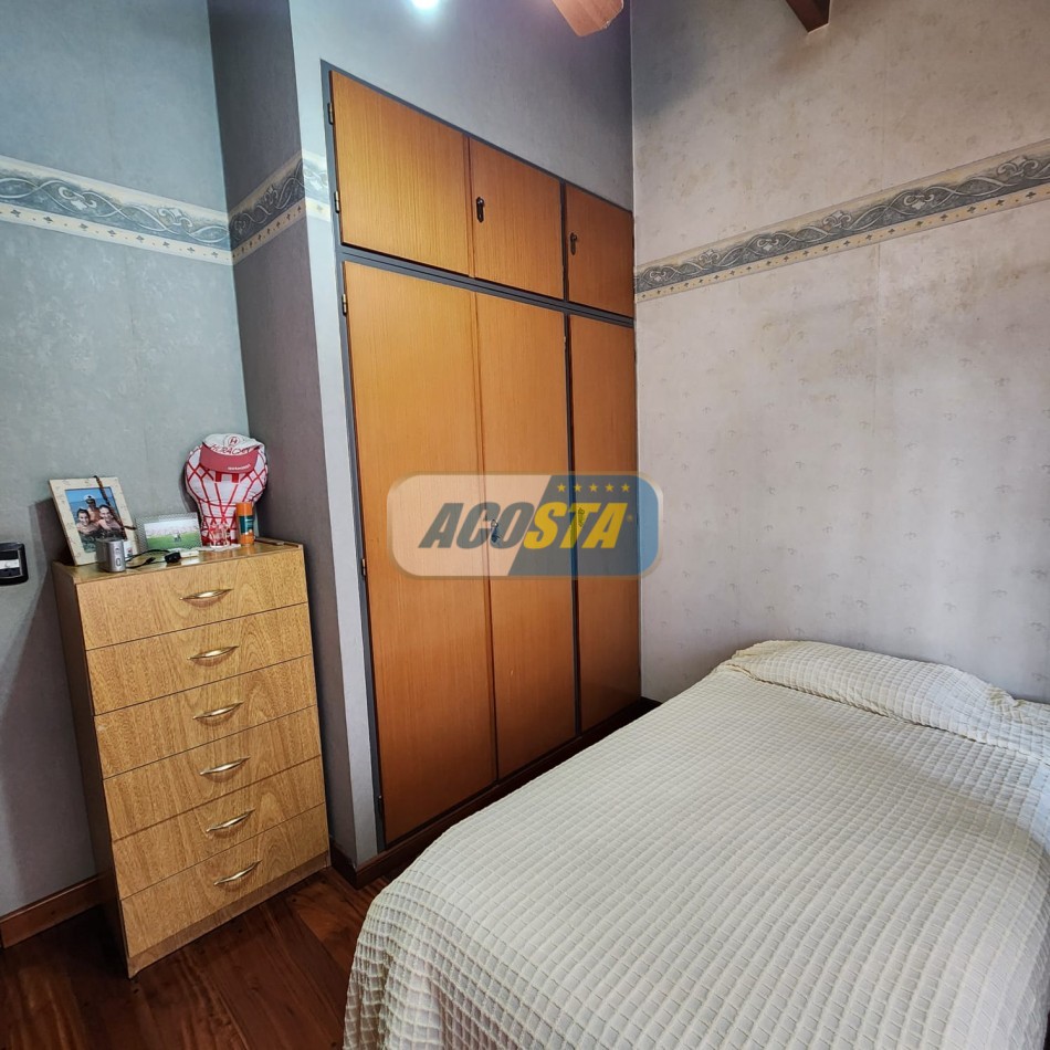 CHALET 5 AMB EN BARRIO NAON EXCELENTE ESTADO, CON GARAJE Y FONDO CUBIERTO