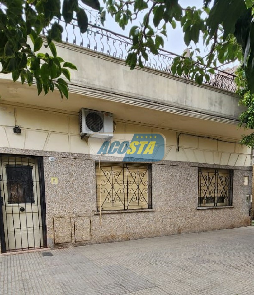 CASA 3 AMB. EN BARRIO NAON, FRENTE A PLAZA EXCELENTE UBICACION 