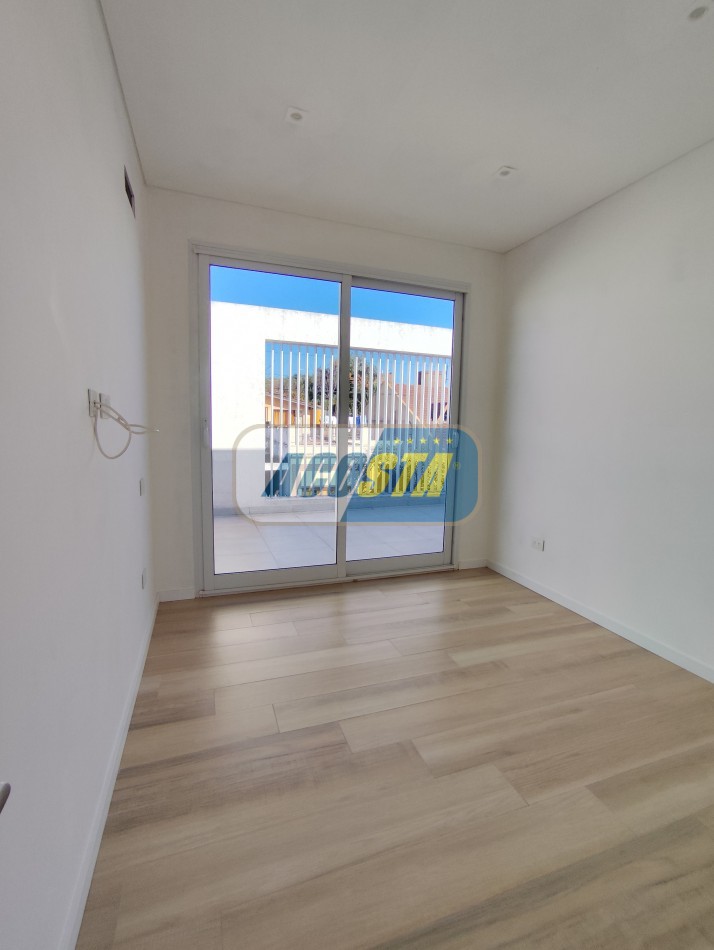 CASA 5 AMBIENTES A ESTRENAR CON JARDIN Y PISCINA, BARRIO NAON, UNICA!!