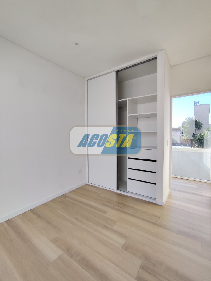 CASA 5 AMBIENTES A ESTRENAR CON JARDIN Y PISCINA, BARRIO NAON, UNICA!!