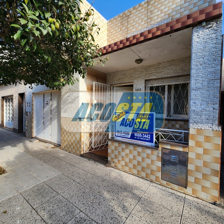 PH de 3 ambientes con patio y terraza.