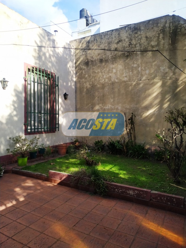 LOTE CON CASA ANTIGUA, A MTS. AVENIDA J. B. ALBERDI