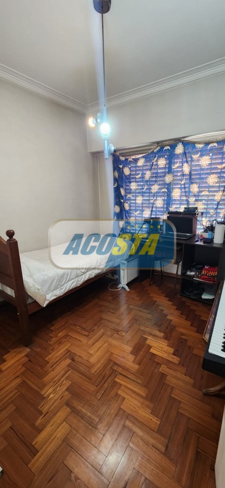 CASA 3 AMBIENTES EN BARRIO NAON, CON FONDO Y GARAGE