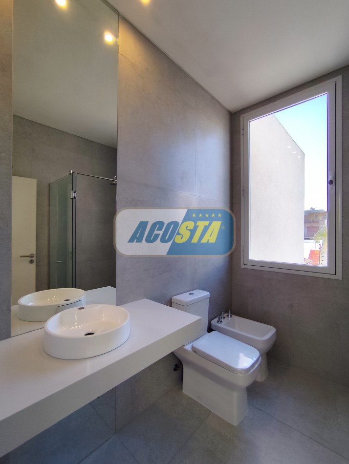 CASA 5 AMBIENTES A ESTRENAR CON JARDIN Y PISCINA, BARRIO NAON, UNICA!!