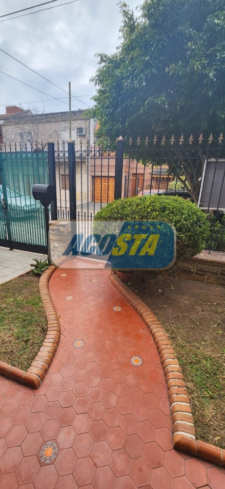 CASA 3 AMBIENTES EN BARRIO NAON, CON FONDO Y GARAGE