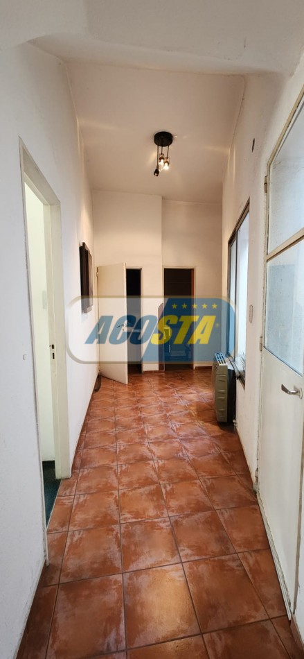 CASA EN BARRIO NAON DE 5 AMB. SOBRE AV. E. CASTRO, CENTRO COMERCIAL, POLO GASTRONOMICO . NUEVO VALOR!!