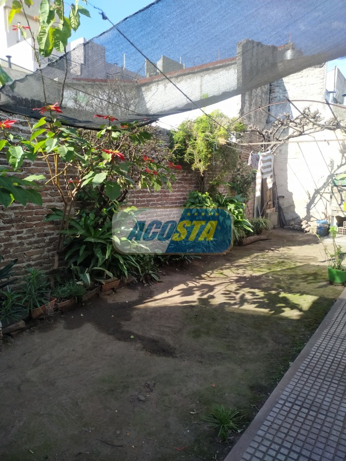 LOTE CON CASA ANTIGUA, A MTS. AVENIDA J. B. ALBERDI