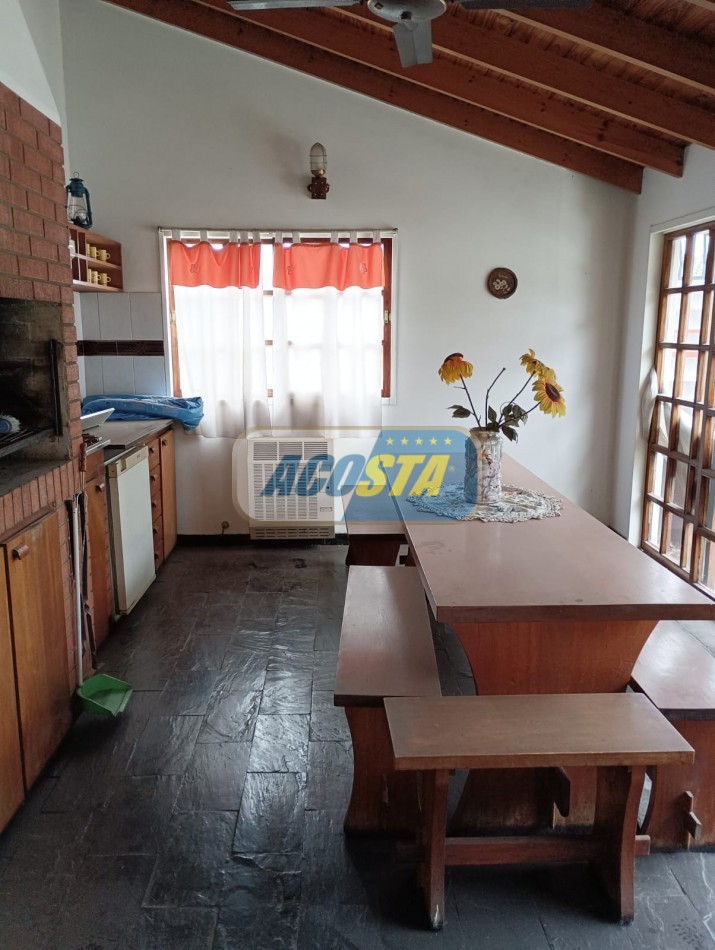 NUEVO PRECIO!!! CASA EN BARRIO NAON DE 5 AMB. SOBRE AV. E. CASTRO 