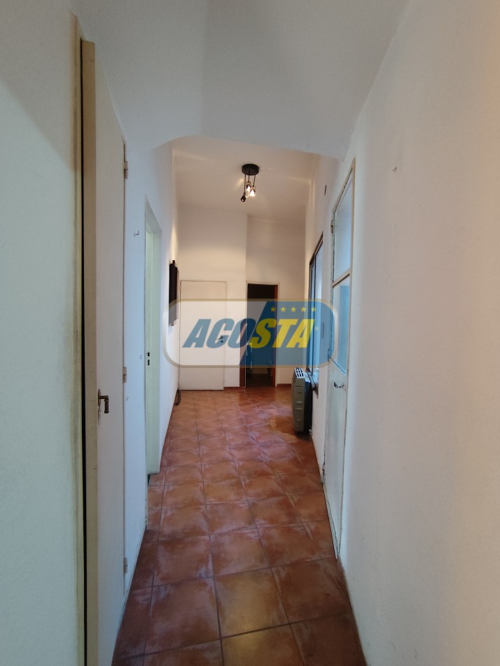 CASA EN BARRIO NAON DE 5 AMB. SOBRE AV. E. CASTRO, CENTRO COMERCIAL, POLO GASTRONOMICO . NUEVO VALOR!!
