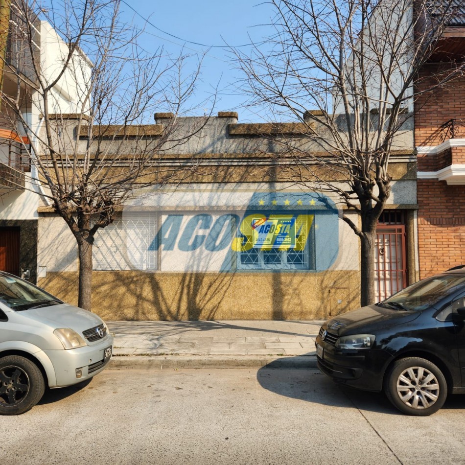 CASA DE 3 AMB. CON PATIO Y TERRAZA. IDEAL REFACCION O AMPLIACION. EXCELENTE UBICACION EN B° NAON