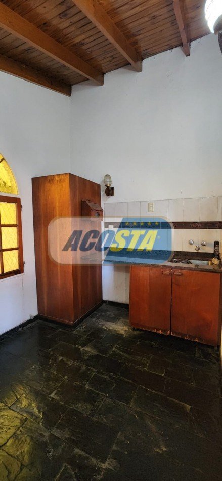 CASA EN BARRIO NAON DE 5 AMB. SOBRE AV. E. CASTRO, CENTRO COMERCIAL, POLO GASTRONOMICO . NUEVO VALOR!!