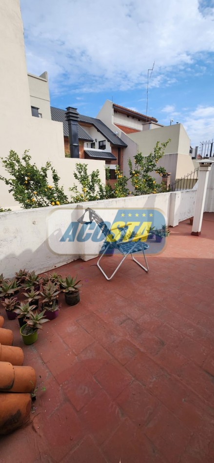 CASA 3 AMBIENTES EN BARRIO NAON, CON FONDO Y GARAGE