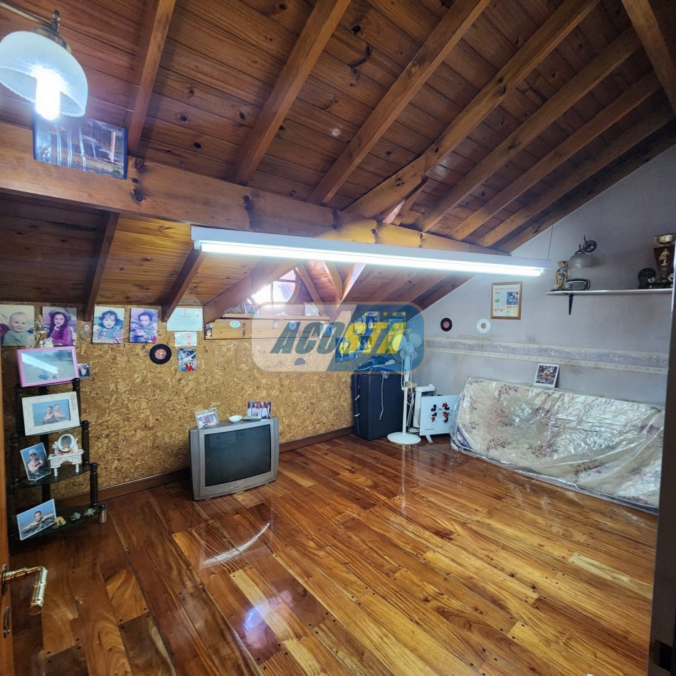 CHALET 5 AMB EN BARRIO NAON EXCELENTE ESTADO, CON GARAJE Y FONDO CUBIERTO