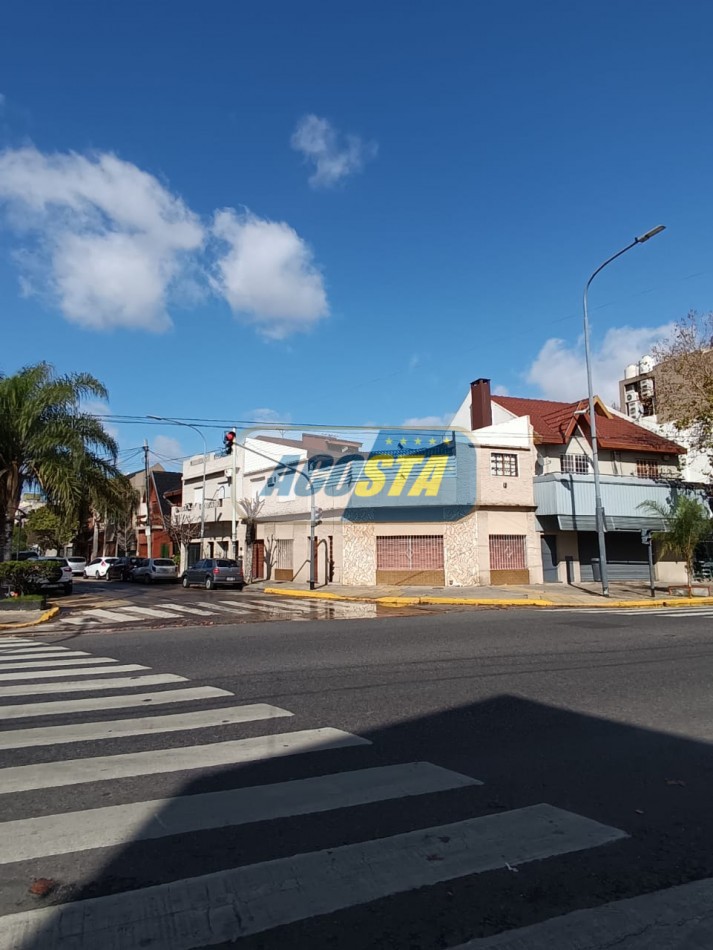 NUEVO PRECIO!!! CASA EN BARRIO NAON DE 5 AMB. SOBRE AV. E. CASTRO 