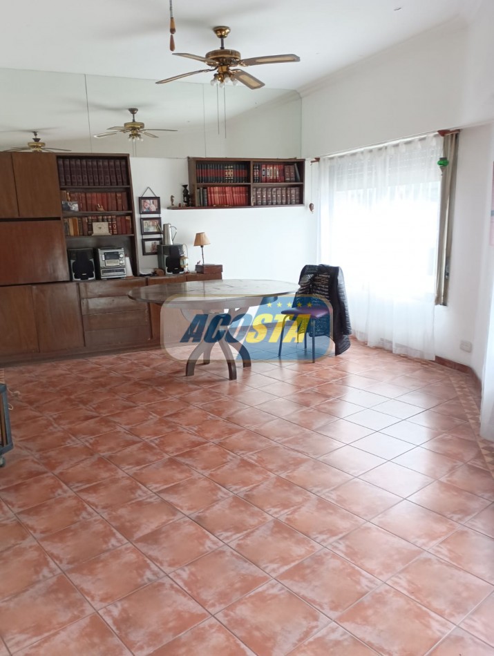 NUEVO PRECIO!!! CASA EN BARRIO NAON DE 5 AMB. SOBRE AV. E. CASTRO 