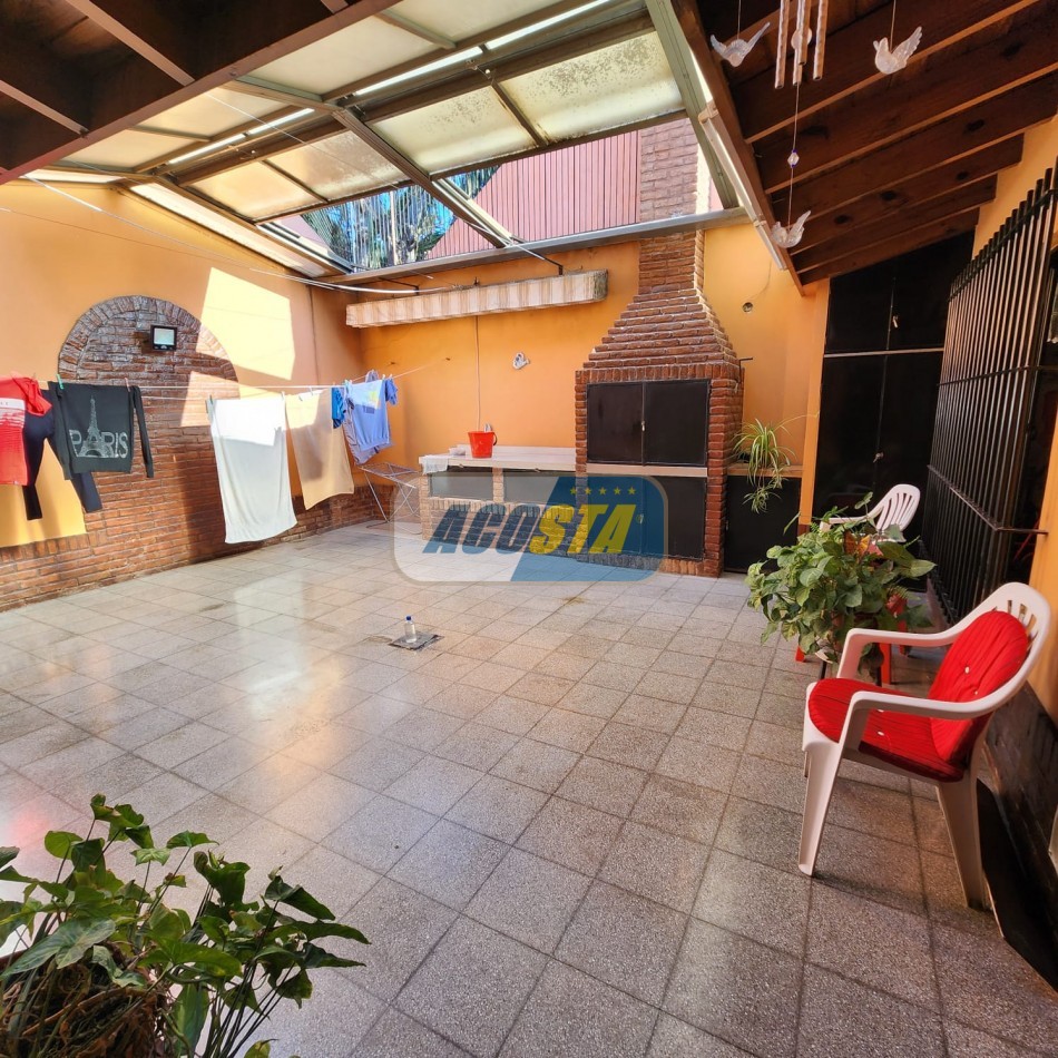 CHALET 5 AMB EN BARRIO NAON EXCELENTE ESTADO, CON GARAJE Y FONDO CUBIERTO
