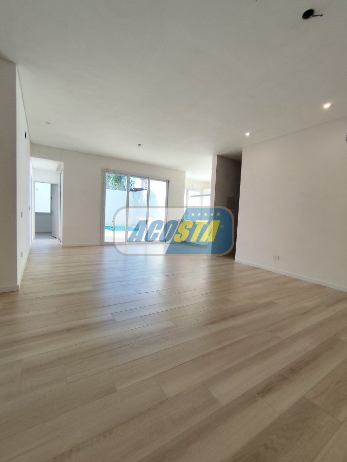 CASA 5 AMBIENTES A ESTRENAR CON JARDIN Y PISCINA, BARRIO NAON, UNICA!!