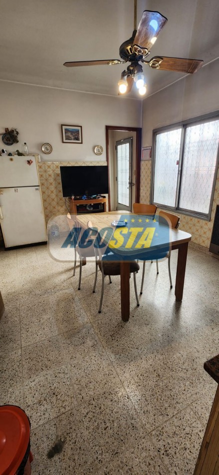 CASA 3 AMBIENTES EN BARRIO NAON, CON FONDO Y GARAGE