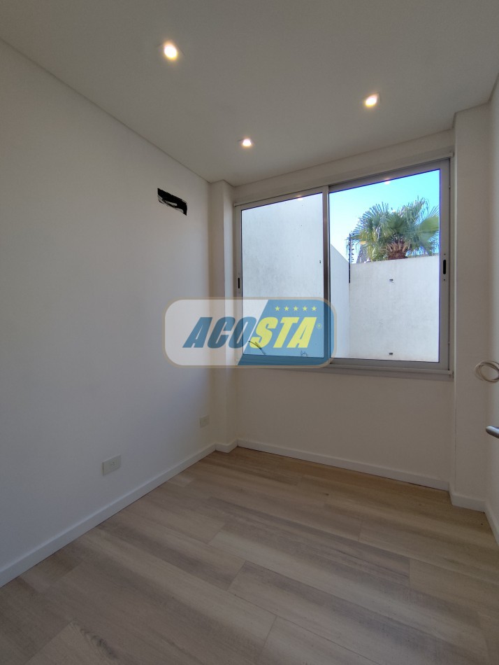 CASA 5 AMBIENTES A ESTRENAR CON JARDIN Y PISCINA, BARRIO NAON, UNICA!!