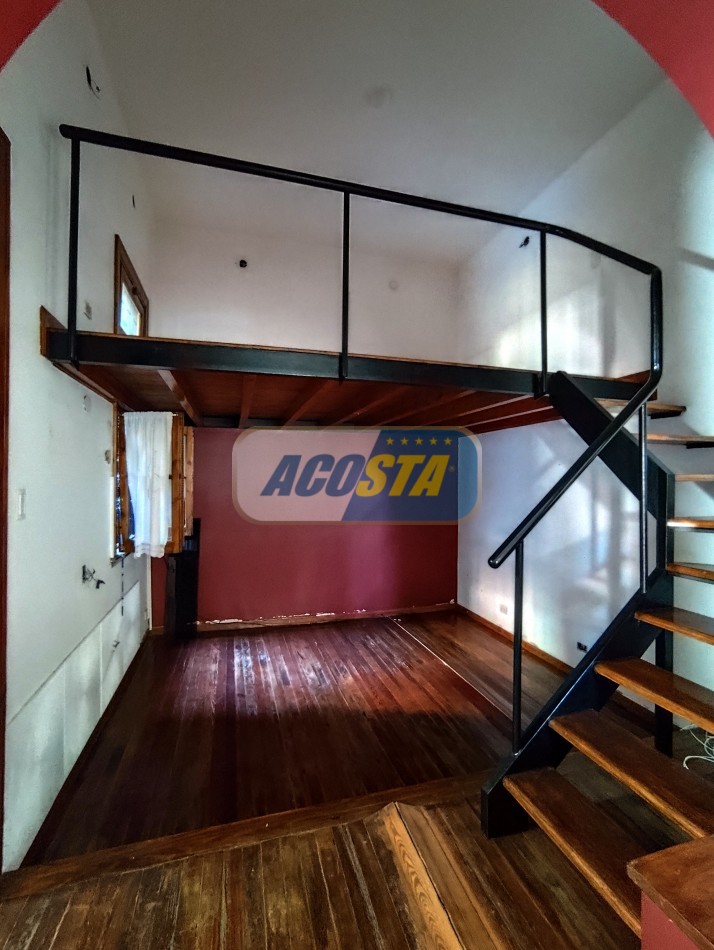 CASA 4 AMB, FRENTE A PARQUE, BARRIO MIL CASITAS REFORMADA.
