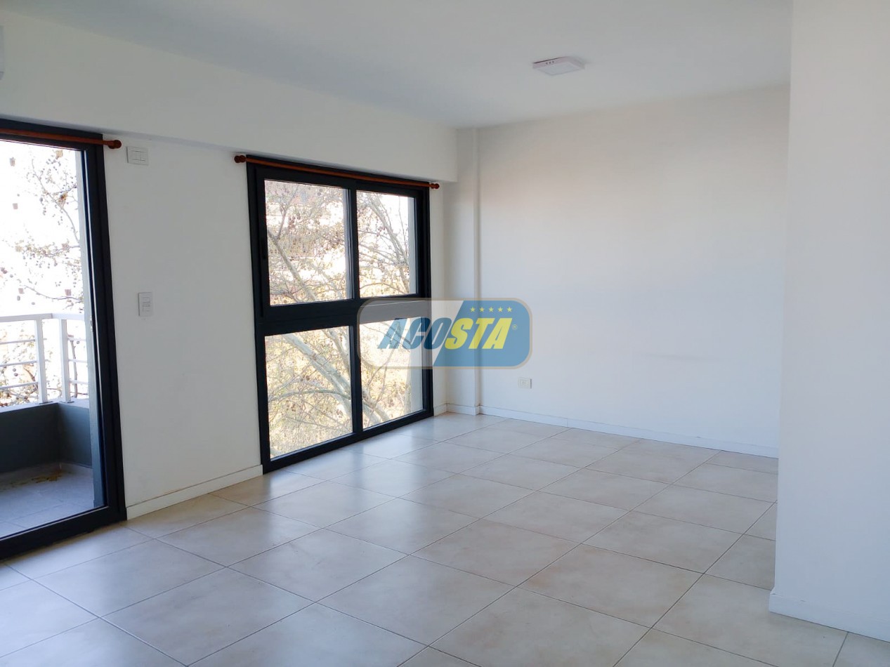 DEPARTAMENTO MONOAMBIENTE EN ALQUILER, AL FTE. AV ALBERDI