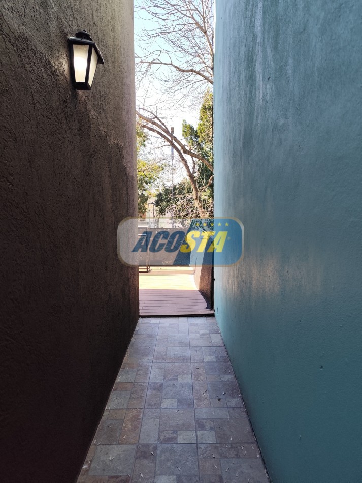 CASA 4 AMB, FRENTE A PARQUE, BARRIO MIL CASITAS REFORMADA.