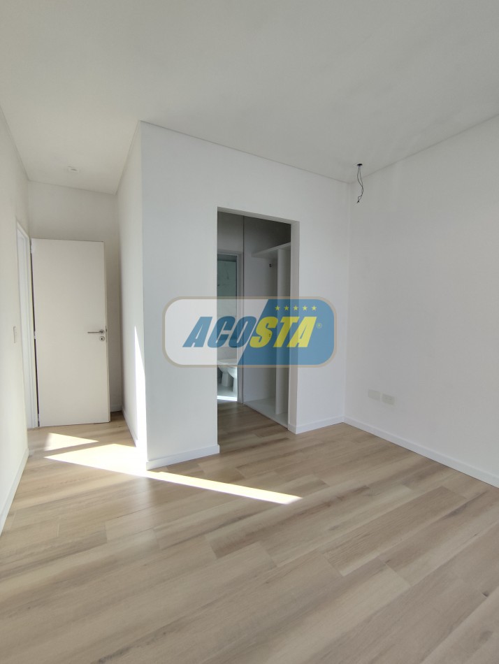 CASA 5 AMBIENTES A ESTRENAR CON JARDIN Y PISCINA, BARRIO NAON, UNICA!!