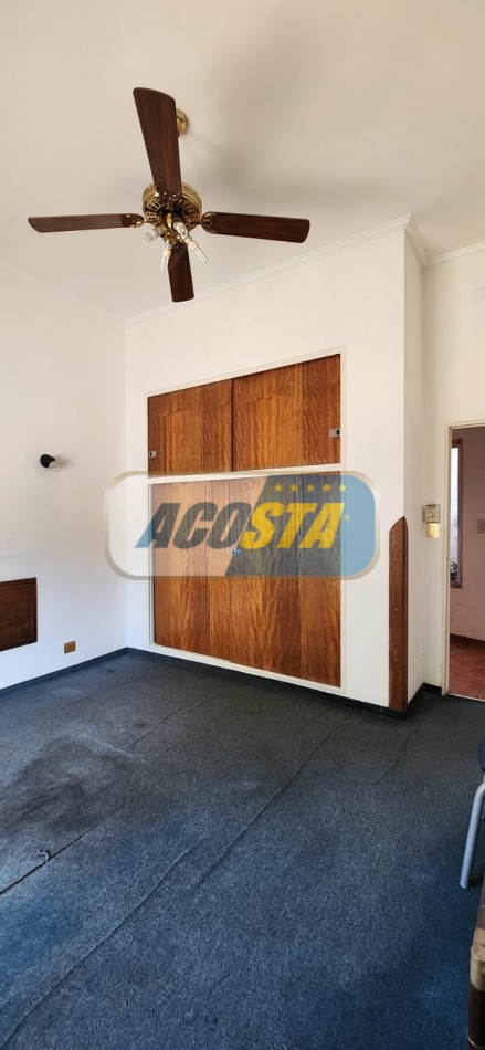 CASA EN BARRIO NAON DE 5 AMB. SOBRE AV. E. CASTRO, CENTRO COMERCIAL, POLO GASTRONOMICO . NUEVO VALOR!!