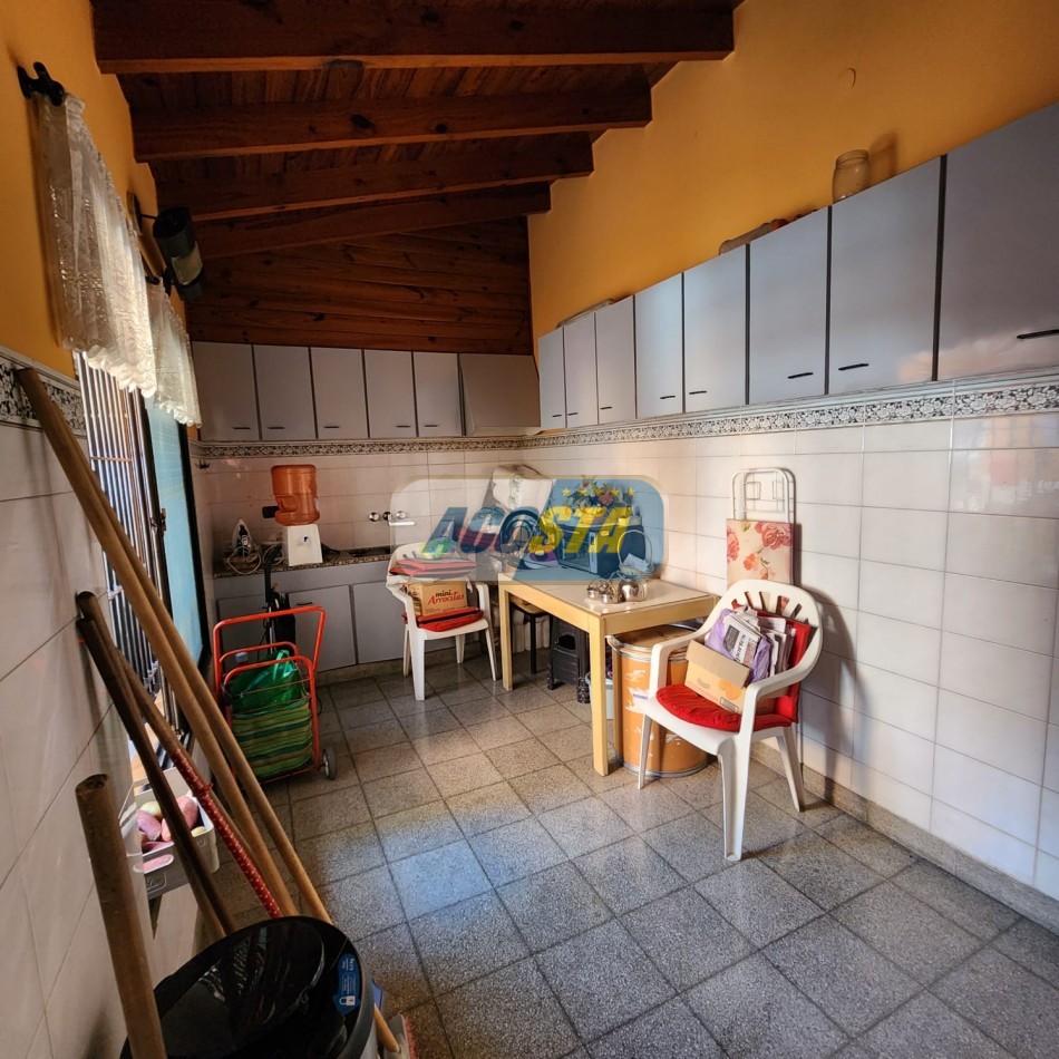 CHALET 5 AMB EN BARRIO NAON EXCELENTE ESTADO, CON GARAJE Y FONDO CUBIERTO